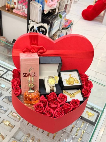 بوكس على شكل قلب بل لون الاحمر