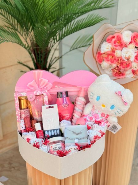 بوكس على شكل قلب بللون الابيض والوردي