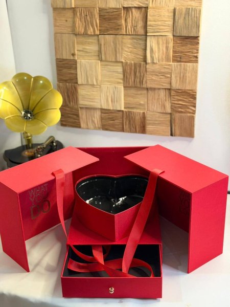 بوكس تغليف احمر مع ورد