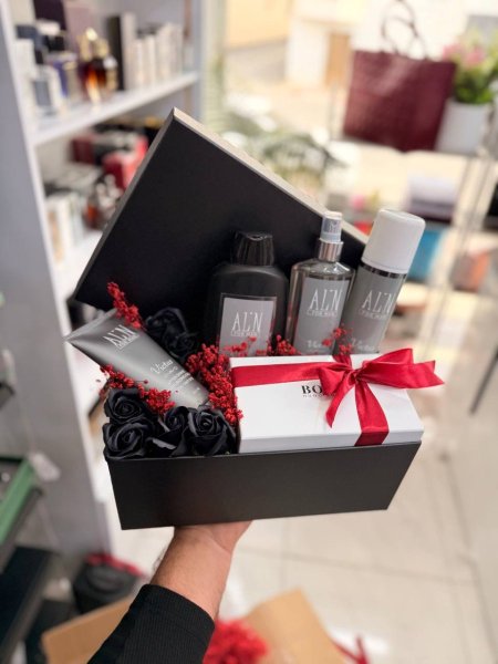 هدية شبابية  طقم كريمات مع نظارات بوس