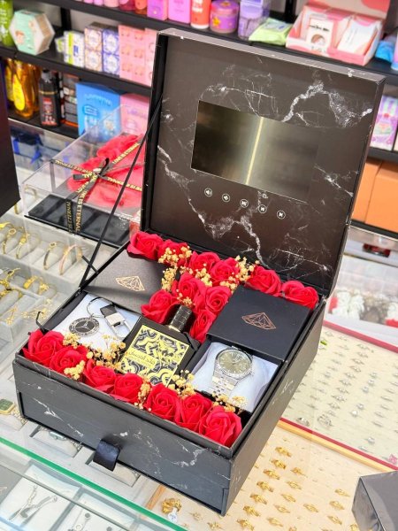 بوكس شبابي مع صندوق فيديو