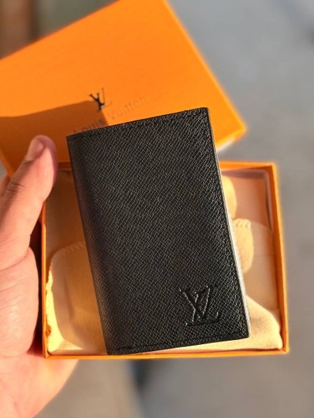 محفظة LV