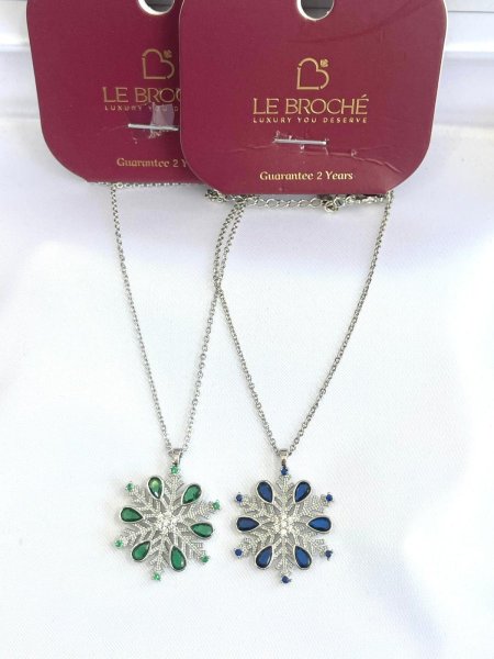 قلادة من LE BROCHE