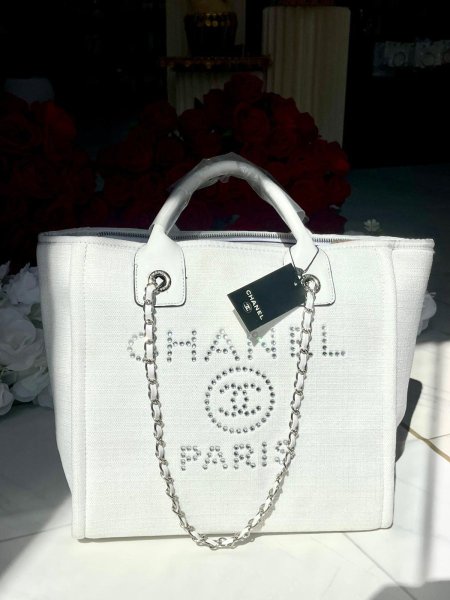 حقيبة شانيل دوفيل توت (Chanel DeauviIIe Tote)