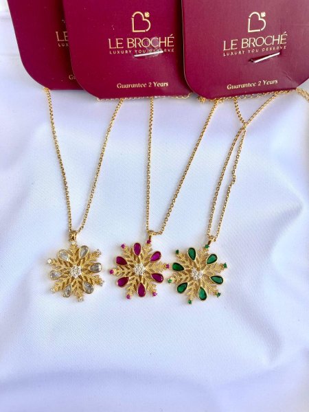 قلادة من LE BROCHE
