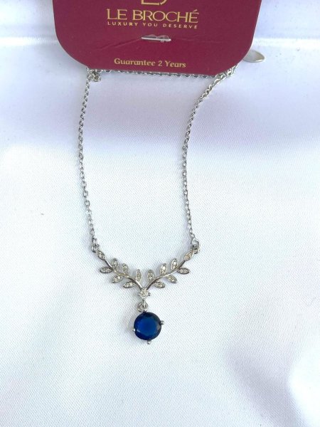قلادة من LE BROCHE