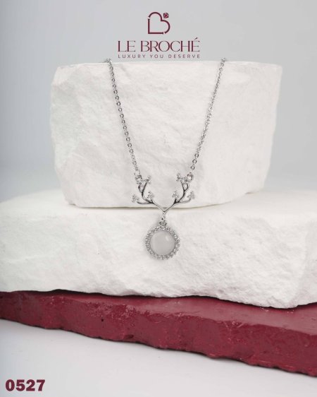قلادة من LE BROCHE