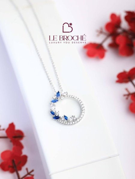 قلادة من LE BROCHE
