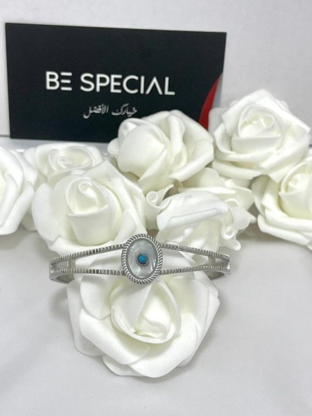 اسواره بتصميم عين من الفولاذ باللون الفضي