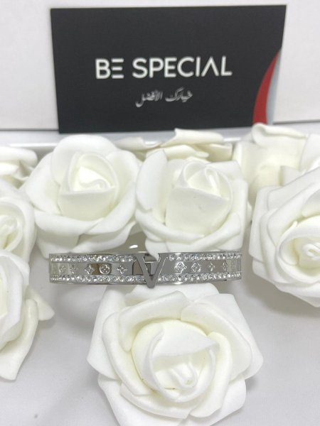 سوار فضي مميز من تعاون لويس فيتون مع كارتير