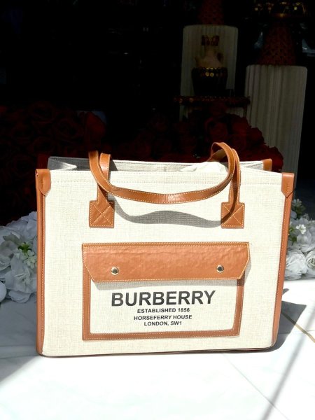 حقيبة (Tote Bag) من ماركة Burberry