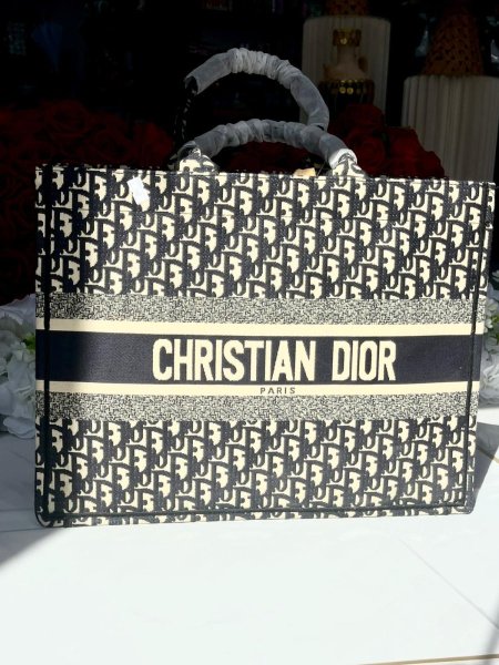 حقيبة (Book Tote Dior) من كريستيان ديور