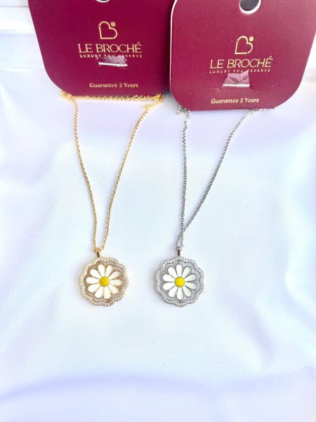 قلادة من LE BROCHE