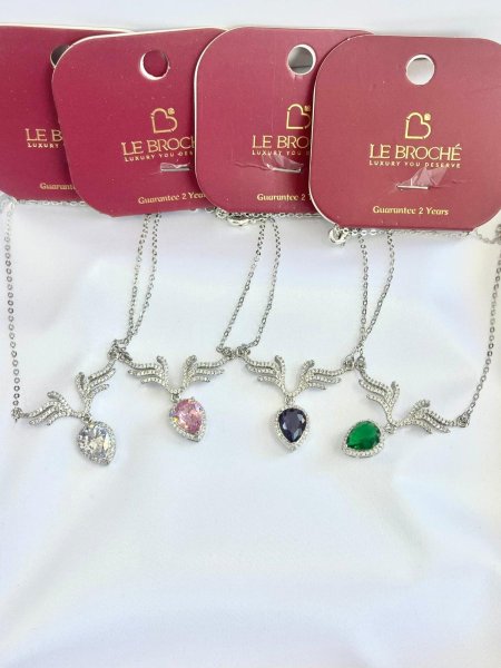 قلادة من LE BROCHE