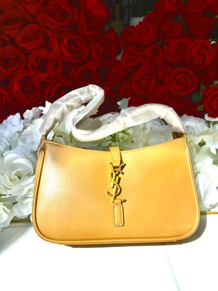 حقيبة LE 5 A 7 من علامة سان لوران (YSL) باللون الذهبي