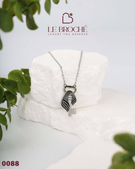 قلادة من LE BROCHE