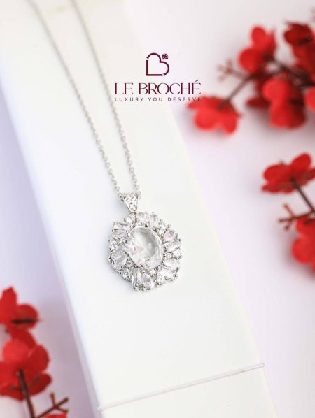 قلادة من LE BROCHE