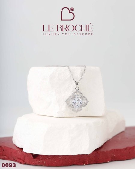 قلادة من LE BROCHE