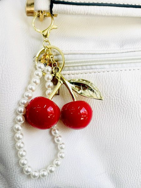 تعليقة الكرزة الترند