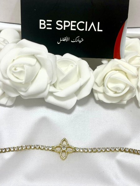 اسوارة ذهبية على شكل زهرة انيقة