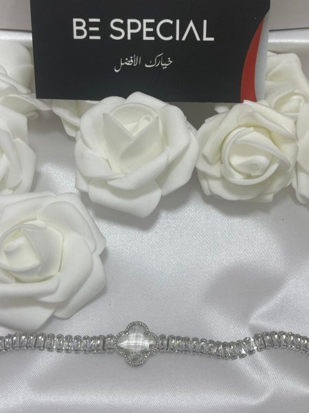 اسوارة فضية على شكل ورقة الحظ