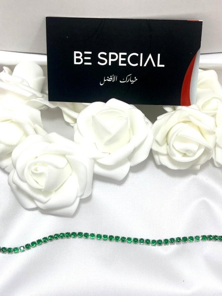 اسوارة فضية مرصعه باحجار كريمة خضراء