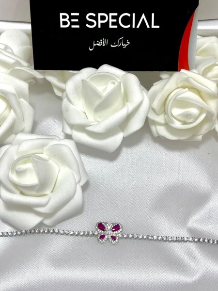 اسوارة فضية على شكل فراشة أنيقة