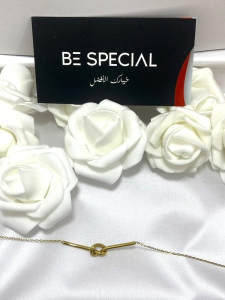 اسوارة ذهبية على شكل عقدة