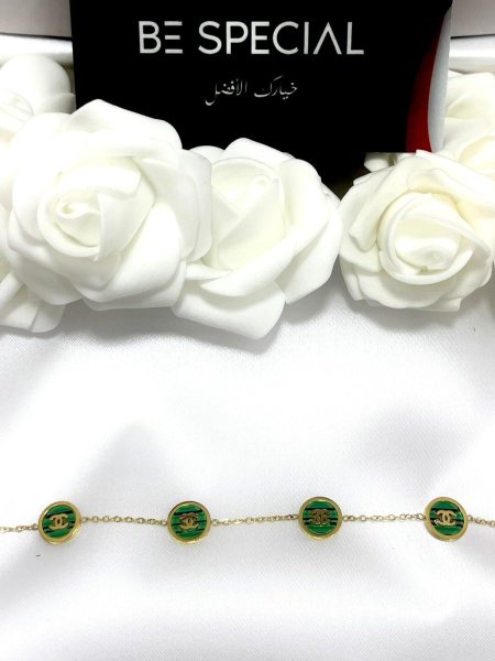 اسوارة ذهبية من شانيل